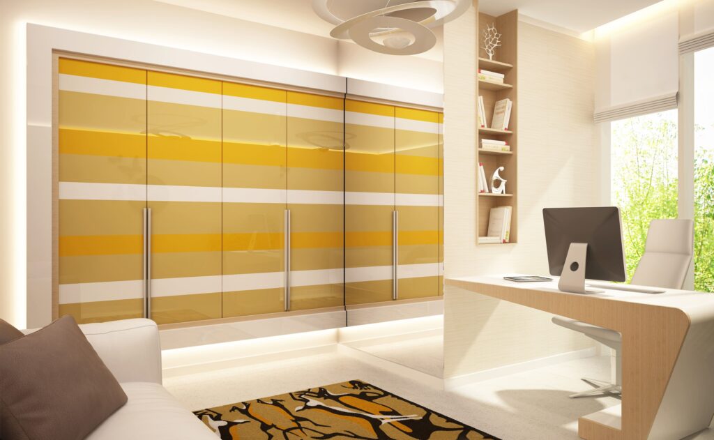 Ανοιγόμενη ντουλάπα που προσφέρει πλήρη πρόσβαση στο περιεχόμενο