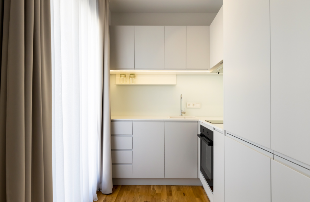 ΜΟΝΤΕΡΝΑ ΕΠΙΠΛΑ ΚΟΥΖΙΝΑΣ ΛΑΚΑ ΜΕ ΧΟΥΦΤΕΣ