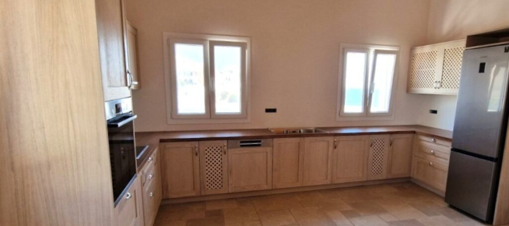 ΤΑΜΠΛΑΔΩΤΗ ΚΟΥΖΙΝΑ ΗΜΙΜΑΣΙΦ ΜΕ ΚΑΦΑΣΩΤΕΣ ΛΕΠΤΟΜΕΡΕΙΕΣ